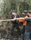 Tim gabungan menyisir dan melakukan pendinginan sisa bara karhutla di Sungai Rasau, Singkawang Utara. (Foto: Res-Skw)