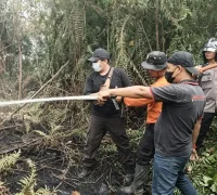 Tim gabungan menyisir dan melakukan pendinginan sisa bara karhutla di Sungai Rasau, Singkawang Utara. (Foto: Res-Skw)