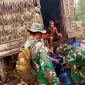 Petugas menyalurkan air bersih kepada lansia di sela pemadaman karhutla di Kayong Utara. (Foto: Res-KKU)