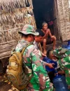 Petugas menyalurkan air bersih kepada lansia di sela pemadaman karhutla di Kayong Utara. (Foto: Res-KKU)