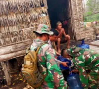 Petugas menyalurkan air bersih kepada lansia di sela pemadaman karhutla di Kayong Utara. (Foto: Res-KKU)