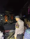 Petugas pemadam kebakaran dan personel Polres Singkawang melakukan penanganan kebakaran yang menghanguskan delapan rumah di Kelurahan Roban, Singkawang Tengah, Senin (17/8/2026).