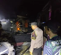 Petugas pemadam kebakaran dan personel Polres Singkawang melakukan penanganan kebakaran yang menghanguskan delapan rumah di Kelurahan Roban, Singkawang Tengah, Senin (17/8/2026).