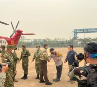 Menhan Sjafrie Sjamsoeddin meninjau kapal JS Kunisaki LST-4003 di Pelabuhan Internasional Kijing, Mempawah. (res-Mpw)