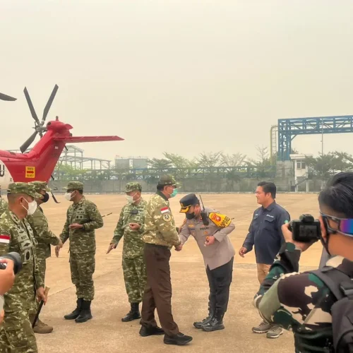 Menhan Sjafrie Sjamsoeddin meninjau kapal JS Kunisaki LST-4003 di Pelabuhan Internasional Kijing, Mempawah. (res-Mpw)