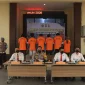 Kapolres Kayong Utara AKBP Adi Prabowo memaparkan pengungkapan kasus narkoba, curanmor, dan dugaan pembakaran lahan. (Foto: Res-KKU)