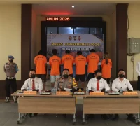 Kapolres Kayong Utara AKBP Adi Prabowo memaparkan pengungkapan kasus narkoba, curanmor, dan dugaan pembakaran lahan. (Foto: Res-KKU)
