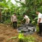 Petugas melakukan olah TKP setelah petani ditemukan meninggal di kebun Gunung Bawang Singkawang. (Foto: Res-Skw)