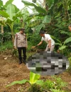 Petugas melakukan olah TKP setelah petani ditemukan meninggal di kebun Gunung Bawang Singkawang. (Foto: Res-Skw)