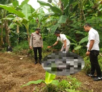 Petugas melakukan olah TKP setelah petani ditemukan meninggal di kebun Gunung Bawang Singkawang. (Foto: Res-Skw)