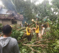 Rumah warga rusak akibat angin kencang di Desa Setalik, Sambas. (Foto: Res-sbs)