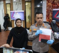 Kapolresta Pontianak Kombes Pol Endang Tri Purwanto saat menyampaikan pengungkapan kasus arisan bodong di Pontianak. (Foto: Res-Ptk)