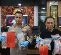Kapolresta Pontianak Endang Tri Purwanto mengungkap kasus narkoba dengan barang bukti sabu, ekstasi dan cairan etomidate. (Res-Ptk)
