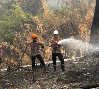 Tim gabungan melakukan pendinginan lahan karhutla di Sukadana Kayong Utara. (Res-KKU)