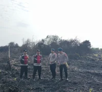Polisi dan personel Brimob patroli lahan rawan karhutla di Mempawah. (Foto: Res-Mpw)