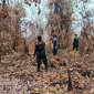 Personel Polsek Rasau Jaya bersama tim BKO Brimob memeriksa lokasi bekas kebakaran hutan dan lahan di Desa Rasau Jaya Tiga, Kabupaten Kubu Raya. (Foto: Res-KKR)