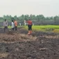 Personel Polsek Sungai Kakap mengecek lokasi bekas karhutla di Dusun Selat Kering, Punggur Kapuas, Kubu Raya. (Foto: Res-KKR)