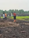 Personel Polsek Sungai Kakap mengecek lokasi bekas karhutla di Dusun Selat Kering, Punggur Kapuas, Kubu Raya. (Foto: Res-KKR)