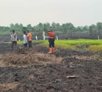 Personel Polsek Sungai Kakap mengecek lokasi bekas karhutla di Dusun Selat Kering, Punggur Kapuas, Kubu Raya. (Foto: Res-KKR)