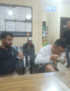 Petugas Polres Sambas menangani turis asal China yang tersasar saat berkeliling dunia menggunakan sepeda lipat. (foto: Res-Sbs)