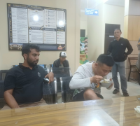 Petugas Polres Sambas menangani turis asal China yang tersasar saat berkeliling dunia menggunakan sepeda lipat. (foto: Res-Sbs)