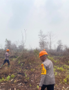 Satbrimob Polda Kalbar memantau dan menyisir lahan bekas karhutla di Desa Limbung, Kubu Raya, untuk mencari sisa bara api. (Foto: Polda Kalbar)