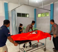 Jenazah SW dievakuasi ke RSUD Drs. Jacobus Luna, M.Si. Bengkayang untuk pemeriksaan medis. (Foto: Res-Bky)