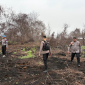 Personel Polres Kubu Raya mengecek lahan gambut seluas sekitar satu hektare yang terbakar di Desa Limbung, Kecamatan Sungai Raya. (Foto: Res KKR)
