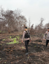 Personel Polres Kubu Raya mengecek lahan gambut seluas sekitar satu hektare yang terbakar di Desa Limbung, Kecamatan Sungai Raya. (Foto: Res KKR)