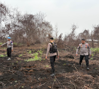 Personel Polres Kubu Raya mengecek lahan gambut seluas sekitar satu hektare yang terbakar di Desa Limbung, Kecamatan Sungai Raya. (Foto: Res KKR)
