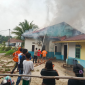 Petugas pemadam kebakaran memadamkan api yang menghanguskan rumah kost tiga pintu di Jalan Prawindo, Desa Paal, Nanga Pinoh, Kabupaten Melawi. (Foto: Res-Melawi)