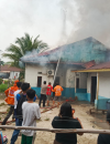 Petugas pemadam kebakaran memadamkan api yang menghanguskan rumah kost tiga pintu di Jalan Prawindo, Desa Paal, Nanga Pinoh, Kabupaten Melawi. (Foto: Res-Melawi)