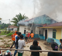 Petugas pemadam kebakaran memadamkan api yang menghanguskan rumah kost tiga pintu di Jalan Prawindo, Desa Paal, Nanga Pinoh, Kabupaten Melawi. (Foto: Res-Melawi)