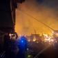 Petugas pemadam kebakaran bersama warga memadamkan api yang melanda kawasan pertokoan di Tanjung Niaga, Nanga Pinoh, Kabupaten Melawi. (Foto: Res Melawi)