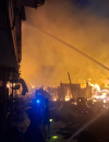 Petugas pemadam kebakaran bersama warga memadamkan api yang melanda kawasan pertokoan di Tanjung Niaga, Nanga Pinoh, Kabupaten Melawi. (Foto: Res Melawi)