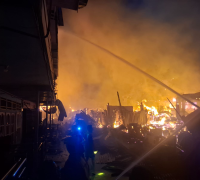 Petugas pemadam kebakaran bersama warga memadamkan api yang melanda kawasan pertokoan di Tanjung Niaga, Nanga Pinoh, Kabupaten Melawi. (Foto: Res Melawi)
