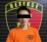 Pelaku pencurian di Kelurahan Roban, Singkawang, diamankan polisi bersama barang bukti sepeda fixie hasil curian. (Foto: Res-Skw)