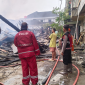 Personel Polres Melawi berjaga di lokasi kebakaran ruko dan rumah ibadah di Tanjung Niaga. (foto: Res-Melawi)