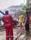 Personel Polres Melawi berjaga di lokasi kebakaran ruko dan rumah ibadah di Tanjung Niaga. (foto: Res-Melawi)