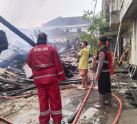 Personel Polres Melawi berjaga di lokasi kebakaran ruko dan rumah ibadah di Tanjung Niaga. (foto: Res-Melawi)