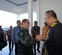 Gubernur Kalbar Ria Norsan saat kunjungan kerja meninjau infrastruktur jalan di Kabupaten Ketapang, (9/10).