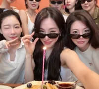SNSD Girls’ Generation (SNSD) tampil bersama sebagai formasi lengkap untuk pertama kalinya dalam waktu yang lama. (Instagram/@tiffanyyoungofficial)