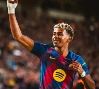 Lamine Yamal merayakan gol pembuka untuk Barcelona dalam laga melawan Elche di Estadi Olímpic Lluís Companys. (instagram.com/lamineyamal)