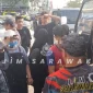 Petugas Imigresen Malaysia melakukan pemeriksaan terhadap warga negara asing dalam razia di empat lokasi di Kuching, Sarawak. (Foto: JIM Sarawak)