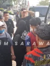 Petugas Imigresen Malaysia melakukan pemeriksaan terhadap warga negara asing dalam razia di empat lokasi di Kuching, Sarawak. (Foto: JIM Sarawak)