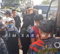 Petugas Imigresen Malaysia melakukan pemeriksaan terhadap warga negara asing dalam razia di empat lokasi di Kuching, Sarawak. (Foto: JIM Sarawak)